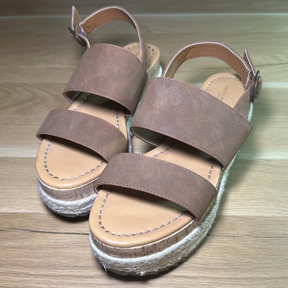 American Eagle brown platforms size 7 - Picture 3 of 4